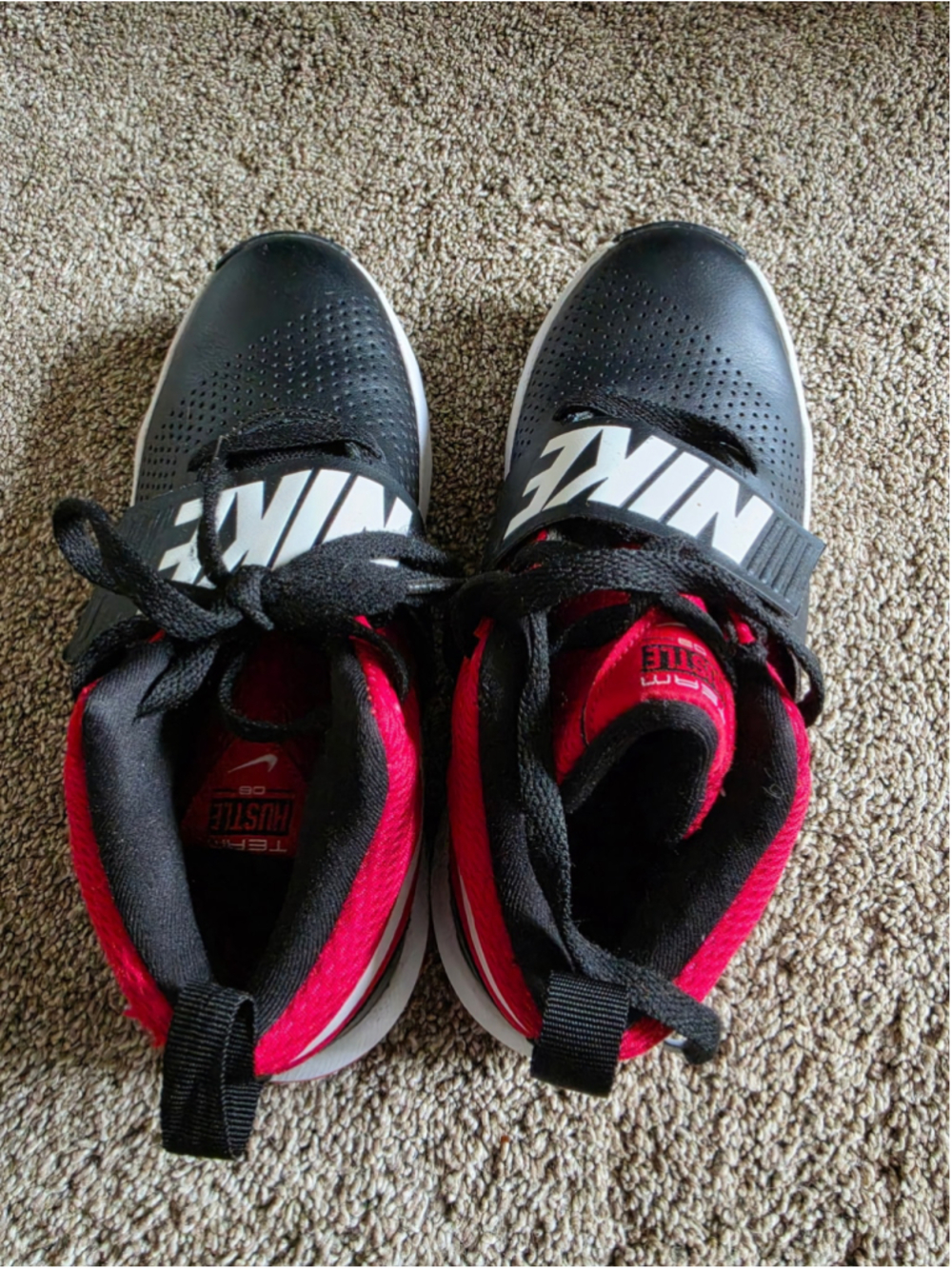 Nike Team Hustle D 8 Basketball Shoes Black Red 881941-004 Youth Size 5Y
